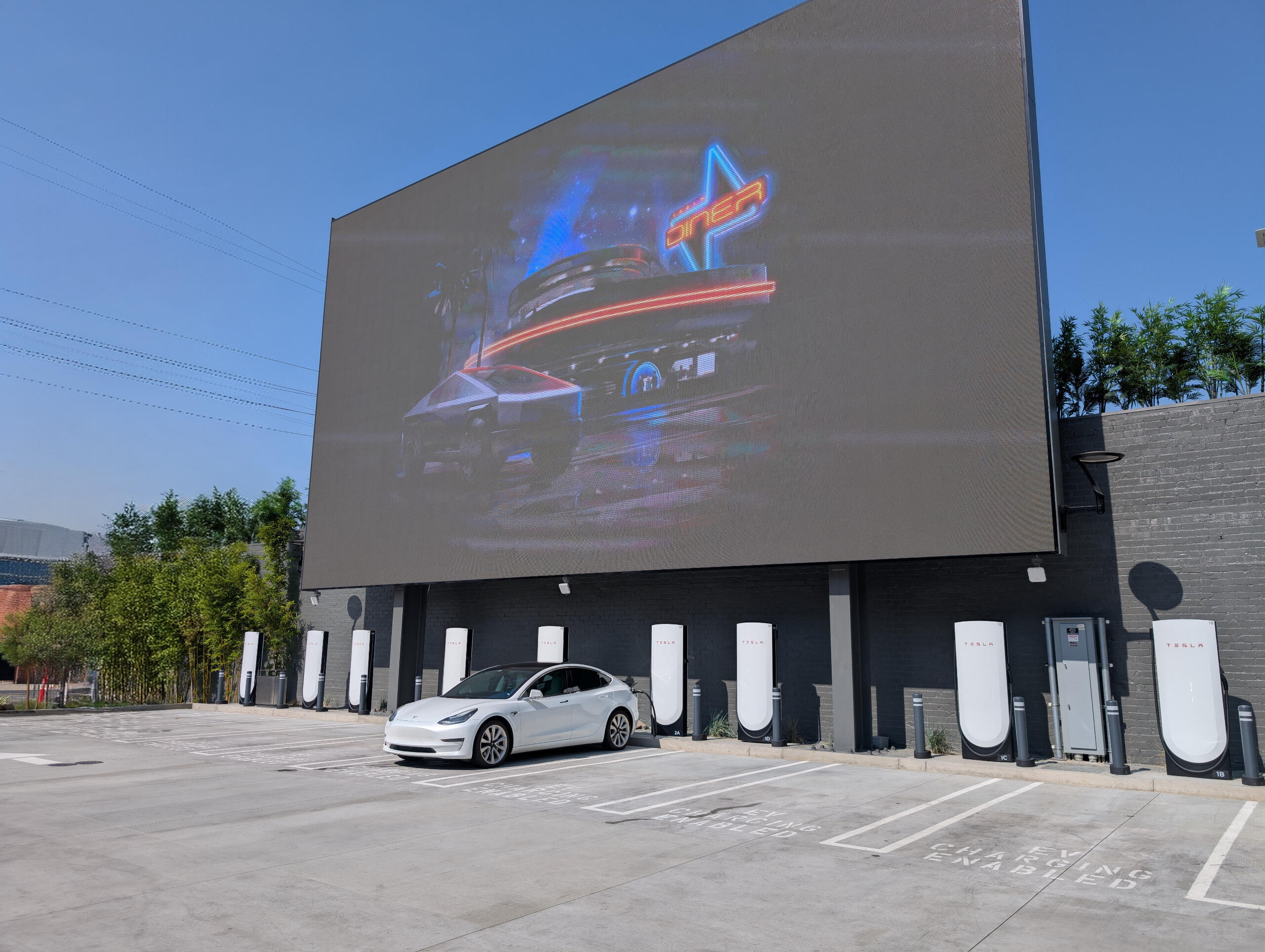 Elektrowagen VIP At The Tesla Diner